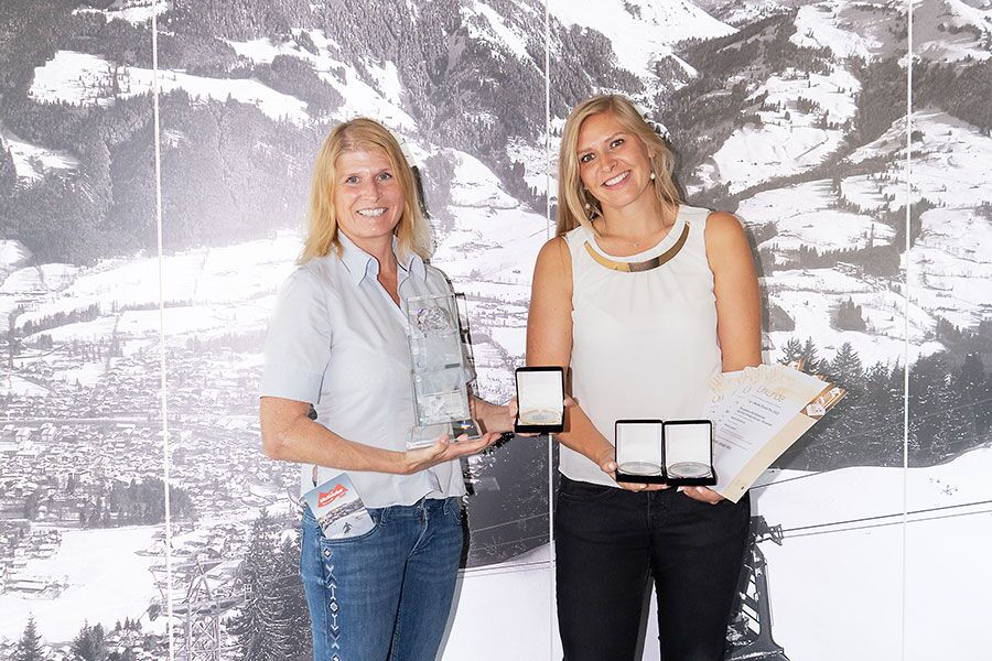 2 Damen mit dem Award 2022 Websites KitzSki von T.A.I